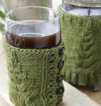 DROPS Knitted Christmas Tree Cup Cozy